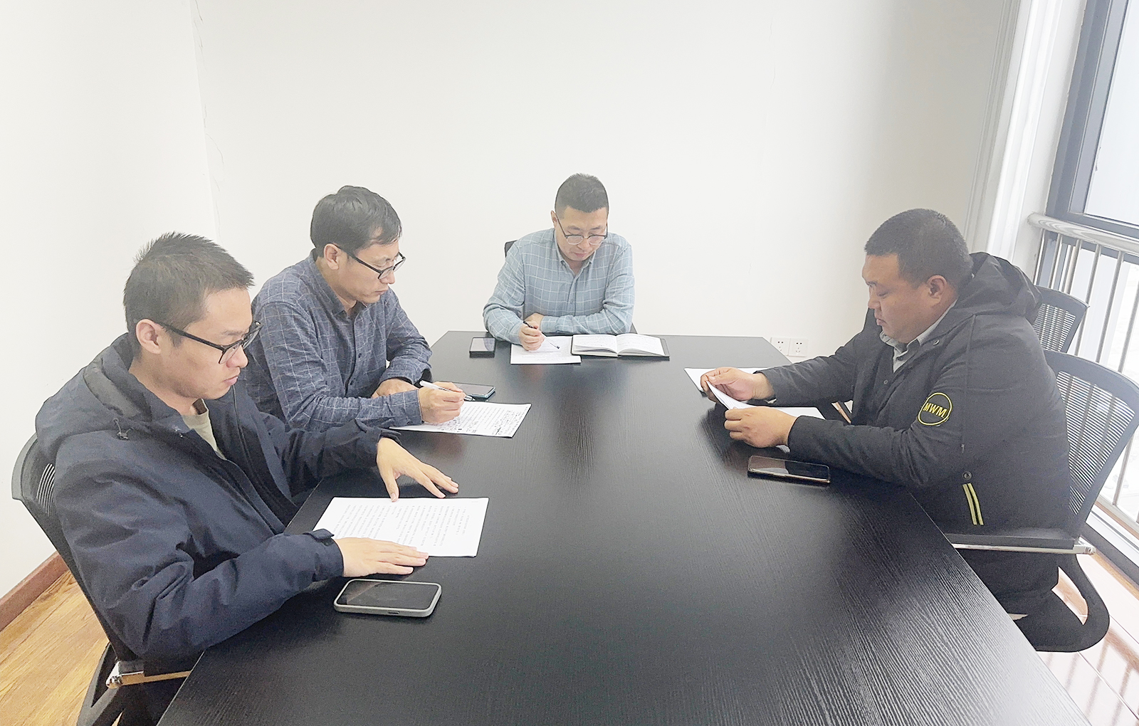 64653654afd9aba784.jpg 02乐鱼网页版登录入口期货有限公司赤峰营业部2023年10月会议照片讯稿.jpg