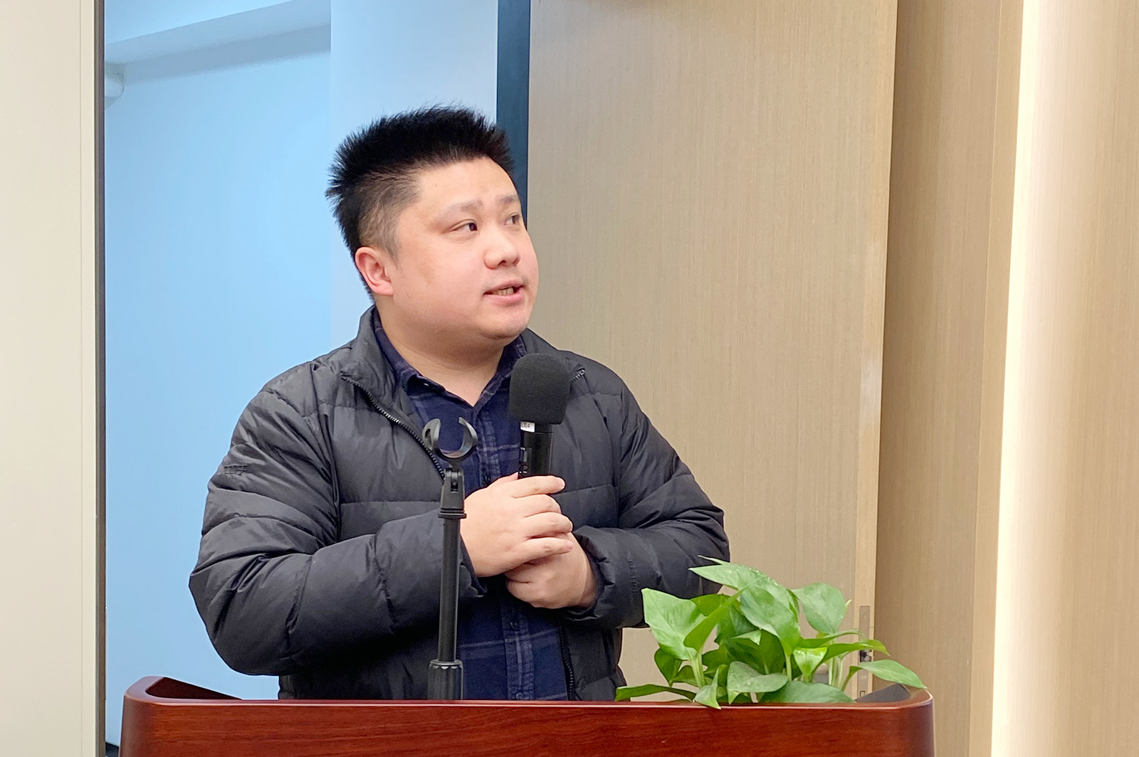 6787058687d90.jpg 6787058687d90.jpg